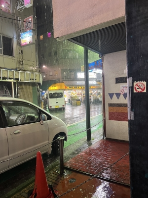 久保 雨宿り