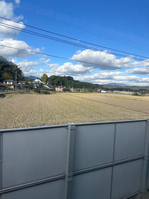 青山まゆか 移動中?　田舎の車窓から?